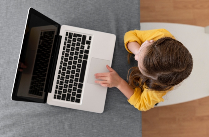 Який Макбук вибрати для дитини: Про чи Ейр?