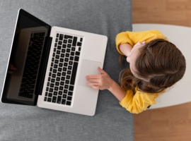 Який Макбук вибрати для дитини: Про чи Ейр?