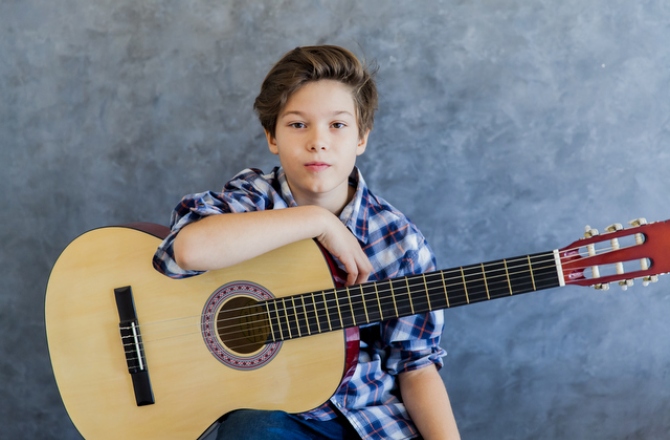Який музичний інструмент вибрати для розвитку дитини: поради для батьків