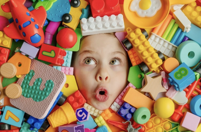 Від перших кубиків до складних механізмів: обираємо конструктор відповідно до віку