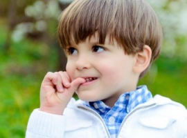 Як відучити дитину гризти нігті